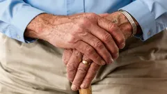 Depois dos 55, o corpo fica mais rígido: este alongamento devolve-lhe facilmente a mobilidade