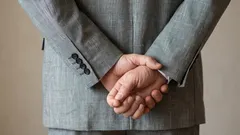 O que revela andar com as mãos atrás das costas, segundo a psicologia: resposta de um perito