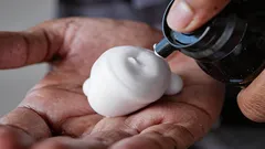 Não deite fora a espuma de barbear antiga: pode fazer milagres nas carpetes