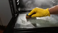 Este produto de cozinha limpa o forno melhor do que os produtos caros — o vidro fica como novo