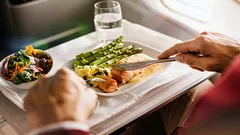 Porque é melhor levar a sua própria comida no avião: assistente de bordo revela o principal motivo